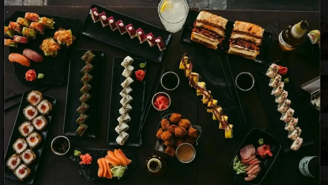 Variedad de rolls, sashimi y katsu sando en House of Tokyo