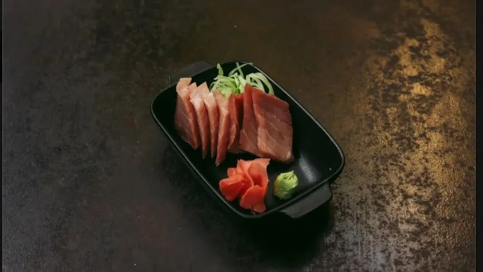 Sashimi de atún fresco con jengibre y wasabi en House of Tokyo