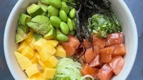 Bowl de salmón estilo poke con aguacate, mango y edamame en House of Tokyo