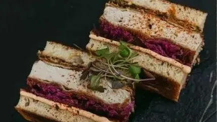 Katsu Sando tradicional con repollo morado en House of Tokyo
