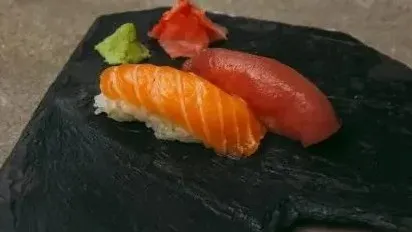 Nigiri de salmón y atún fresco en House of Tokyo