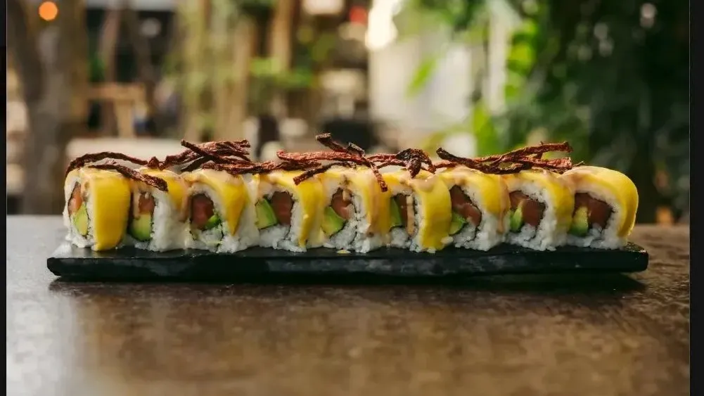 Tropic Roll con salmón, aguacate y crocante de camarón en House of Tokyo