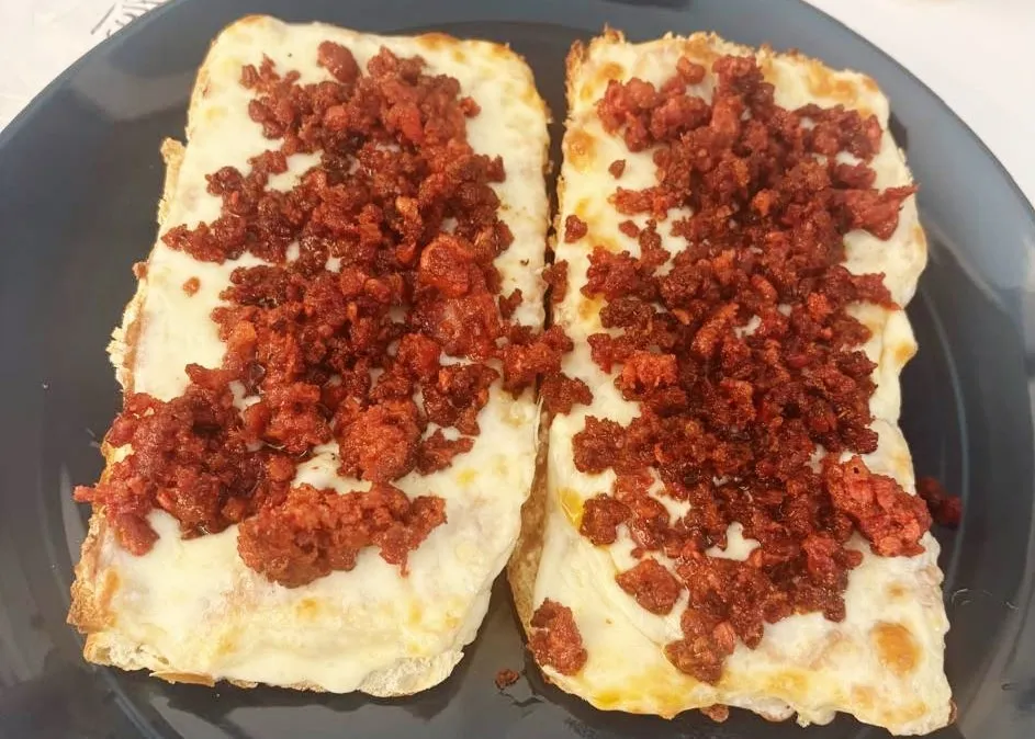 Menu item de Sorbos BREW: Café artesanal y platillos locales en México: Molletes Longaniza