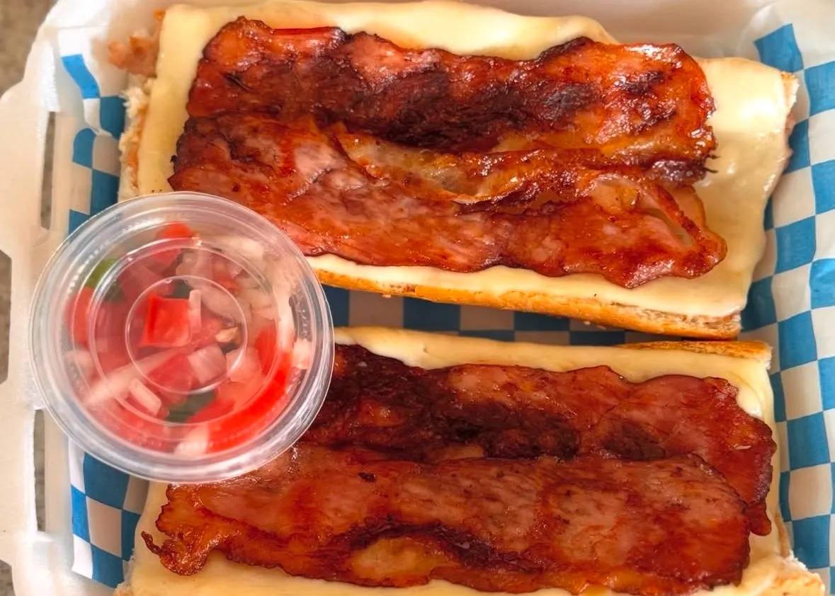 Menu item de Sorbos BREW: Café artesanal y platillos locales en México: Molletes Tocino