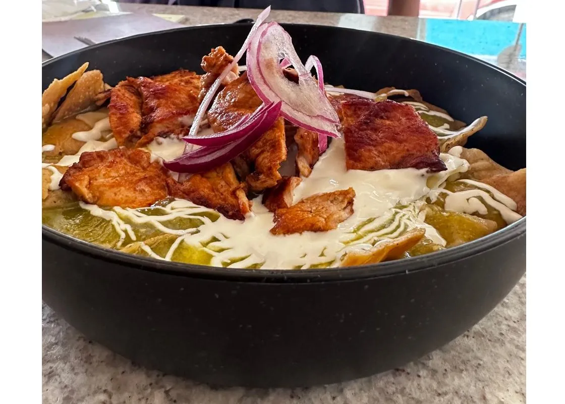 Menu item de Sorbos BREW: Café artesanal y platillos locales en México: Chilaquiles