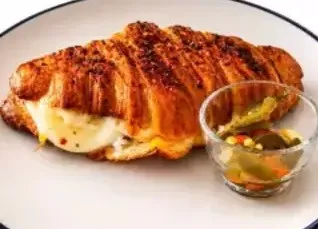 Menu item de Sorbos BREW: Café artesanal y platillos locales en México: Croissant Smash Grilled Cheese