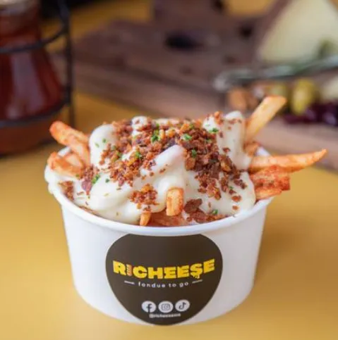 Menu item de Richeese MX – Experiencia Gastronómica Única en CDMX: Papas a la francesa, fondue y tocino