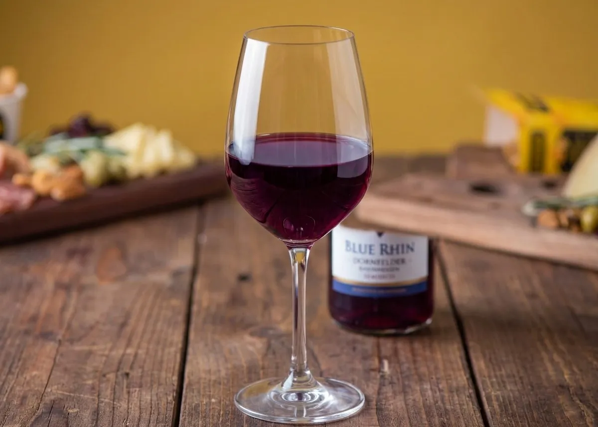 Menu item de Richeese MX – Experiencia Gastronómica Única en CDMX: Vino blanco Blue Rhin