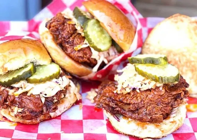 Menu item de Hot Mamma´s Hot Chicken – Nashville en la Condesa CDMX: Signature Sandwich de Pollo Frito