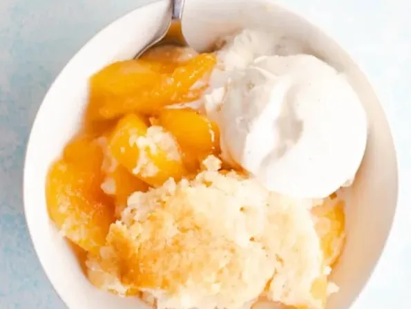 Menu item de Hot Mamma´s Hot Chicken – Nashville en la Condesa CDMX: Peach Cobbler con Chantilly de Canela