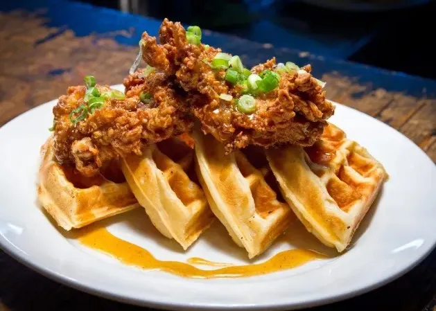 Menu item de Hot Mamma´s Hot Chicken – Nashville en la Condesa CDMX: Chicken and Waffles
