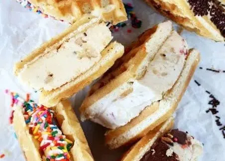Menu item de Hot Mamma´s Hot Chicken – Nashville en la Condesa CDMX: Ice Cream Sammy Chocolate and Bacon
