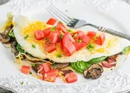 Menu item de Hot Mamma´s Hot Chicken – Nashville en la Condesa CDMX: Omelette (huevo, champiñones, quesos)
