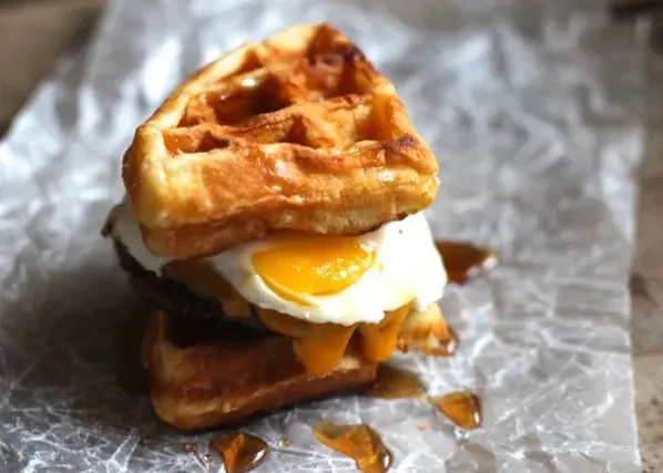 Menu item de Hot Mamma´s Hot Chicken – Nashville en la Condesa CDMX: Sandwich Waffle, Egg, Cheese and Sausage